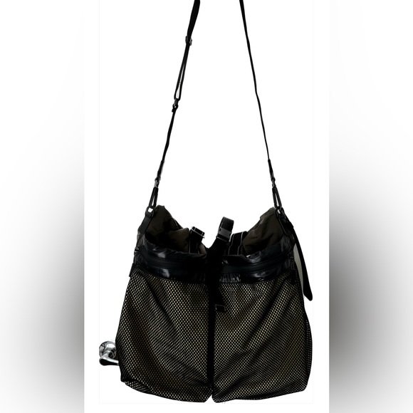 NWT ❤️ Bottega Veneta Borsa Shoulder Bag. MSRP $1,890 - Picture 3 of 9